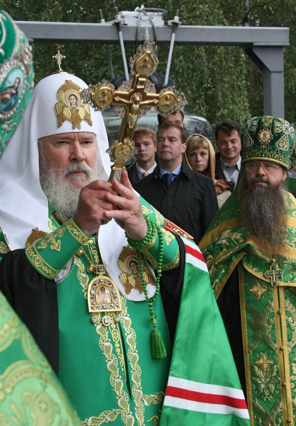 Патриарх Московский и всея Руси Алексий II во время церемонии освящения исторических даниловских колоколов Свято-Данилова монастыря  
