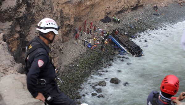 Спасатели на месте падения автобуса в Перу. 2 января 2018