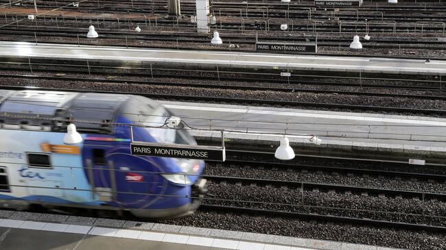 Поезд национальной железнодорожной компании SNCF в Париже. Архивное фото