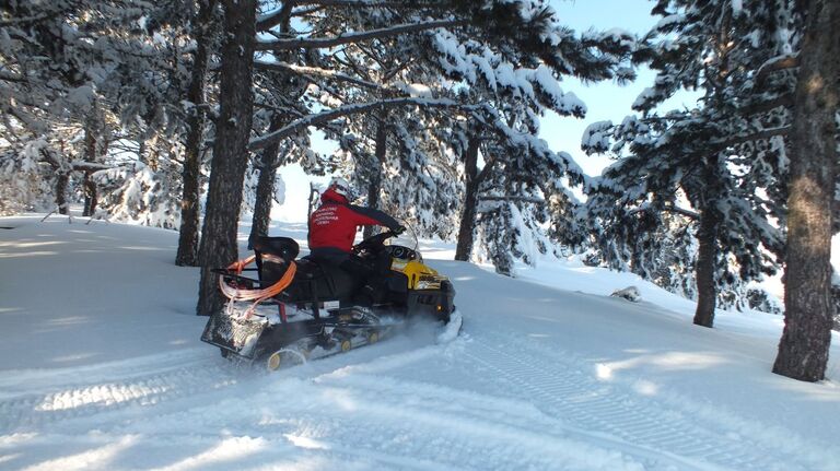 Сотрудники МЧС в горах Крыма Сотрудники МЧС в горах Крыма