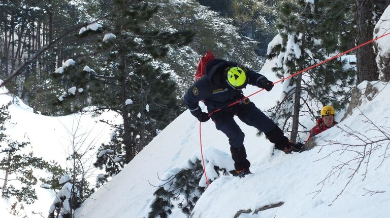 Сотрудникии МЧС в горах Крыма Сотрудникии МЧС в горах Крыма