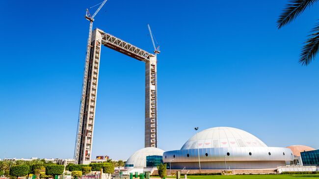 Строительство здания-рамки Dubai Frame в парке Zabeel Park в Дубае, ОАЭ