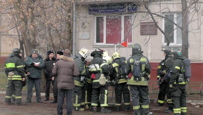 Работа пожарных расчетов на месте возгорания в жилом доме в центре Москвы. 3 января 2017
