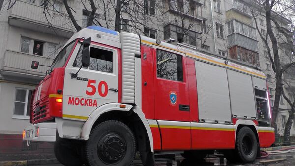 Работа пожарных расчетов на месте возгорания в жилом доме в Москве