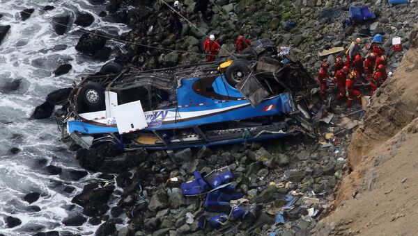 Спасатели на месте падения автобуса в Перу. 2 января 2018