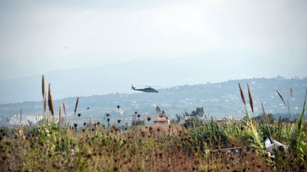 Российский вертолет Ми-24 патрулирует окрестности авиабазы Хмеймим, Сирия