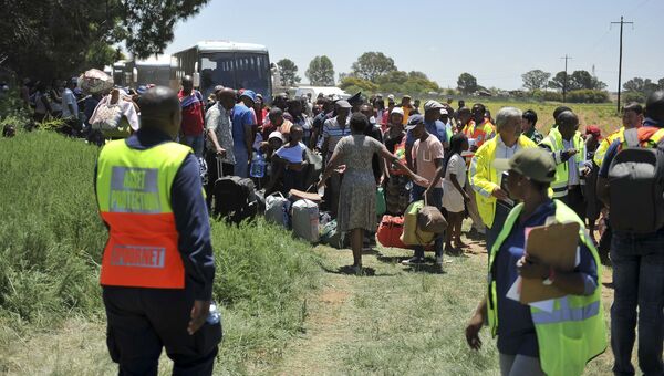 Пассажиры поезда на месте аварии в Южной Африке. 4 января 2018