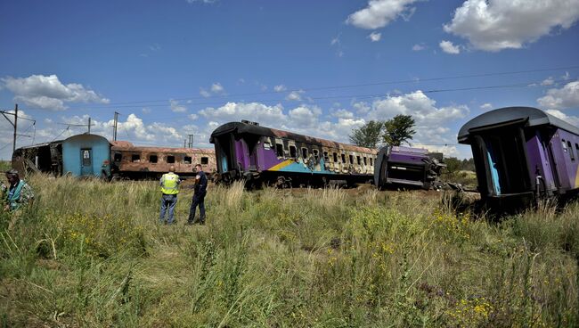 На месте столкновения поезда и грузовика в ЮАР. 4 января 2018