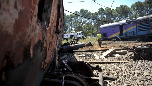 На месте столкновения поезда и грузовика в ЮАР. 4 января 2018