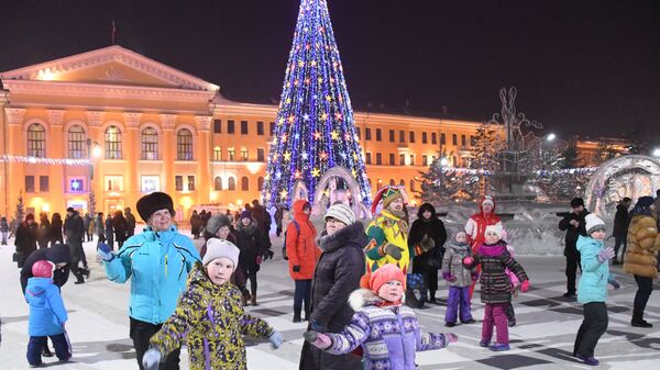 Горожане во время праздничных гуляний в ледовом городке на Новособорной площади Томска