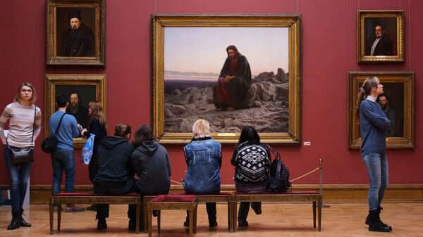 Посетители у картины Ивана Крамского Христос в пустыне в Третьяковской галерее