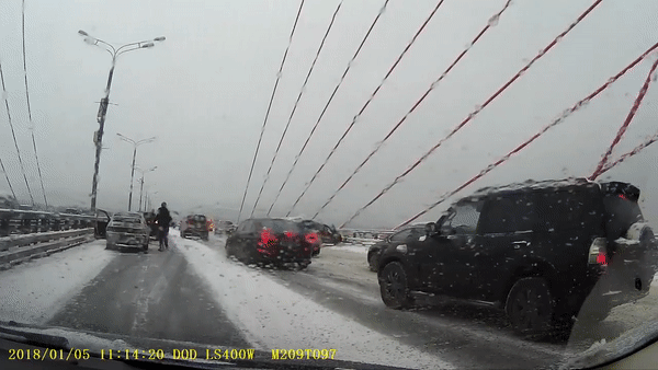 Сразу четыре ДТП на мосту в Москве сняли на видео