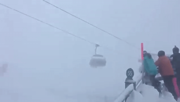 Лыжники оказались заперты в раскачивающейся кабинке во время бури в Альпах