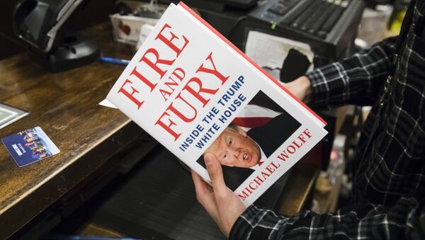 Продавец с книгой Огонь и ярость: внутри Белого дома Трампа в магазине Barnes & Noble в Филадельфии, США. 5 января 2018