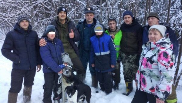 Спасатели и найденные подростки в Свердловской области