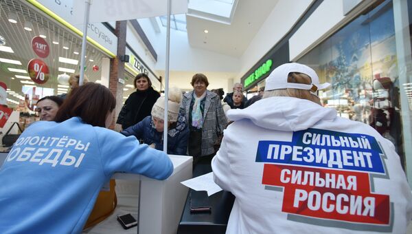 Жители Симферополя в пункте сбора подписей по выдвижению Владимира Путина на президентских выборах в 2018 году