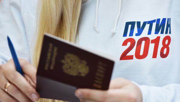 Волонтер пункта сбора подписей в Симферополе по выдвижению Владимира Путина на президентских выборах в 2018 году