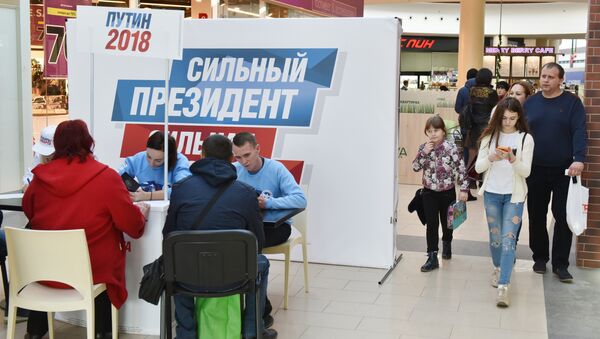 Жители Симферополя в пункте сбора подписей по выдвижению Владимира Путина на президентских выборах в 2018 году