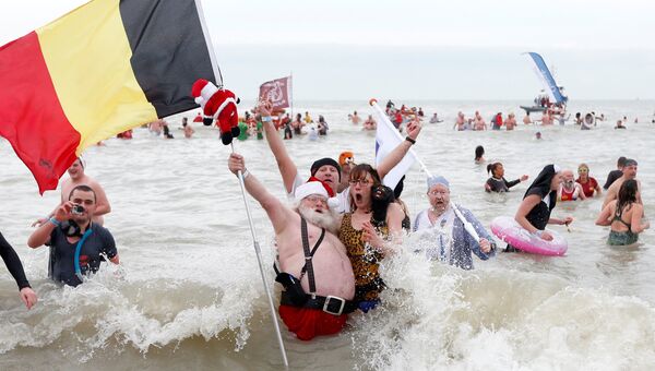 Бельгийцы приняли участие в посвященном наступлению Нового года традиционном массовом купании в водах Северного моря