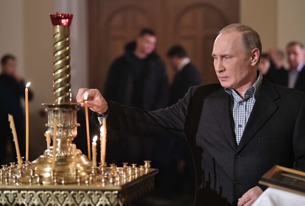 Президент России Владимир Путин посетил Рождественское богослужение