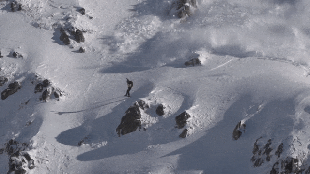 Сноубордист удрал от лавины gif