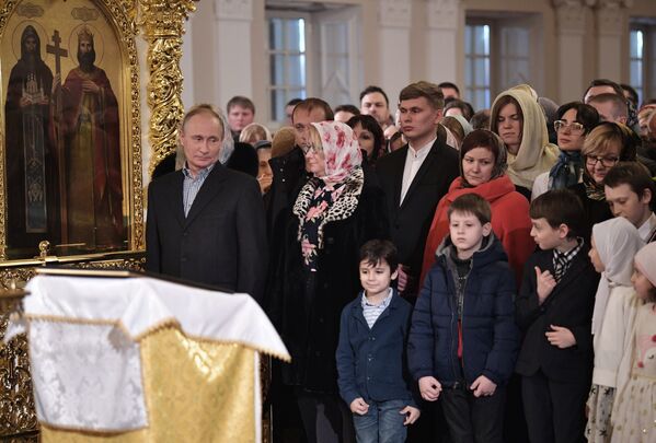 Президент России Владимир Путин посетил Рождественское богослужение