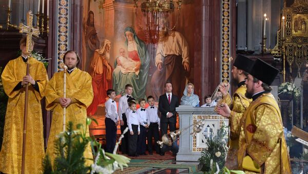 Председатель правительства РФ Дмитрий Медведев с супругой Светланой на праздничном Рождественском богослужении в храме Христа Спасителя