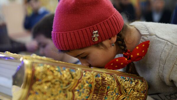 Девочка на праздничном богослужении в храме Архангела Михаила в Грозном