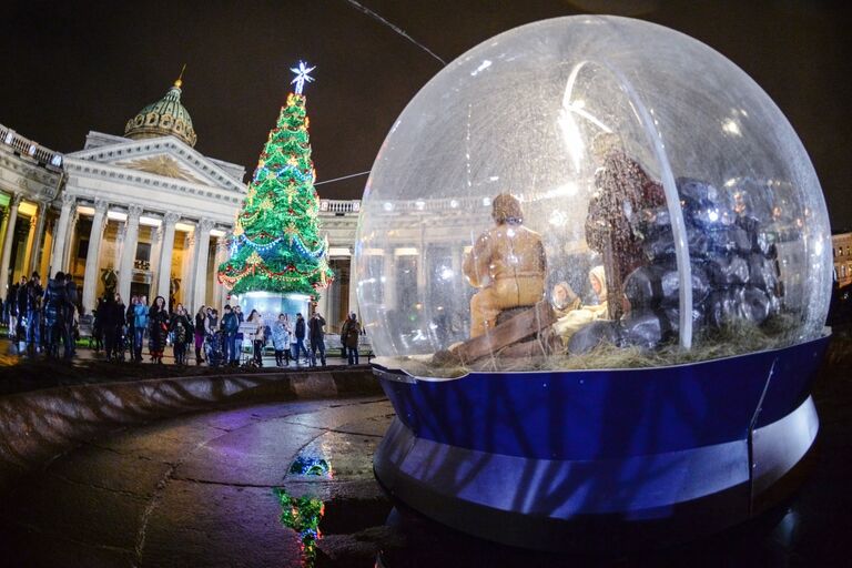 Казанская площадь в Санкт-Петербурге, украшенная к Новому году и Рождеству