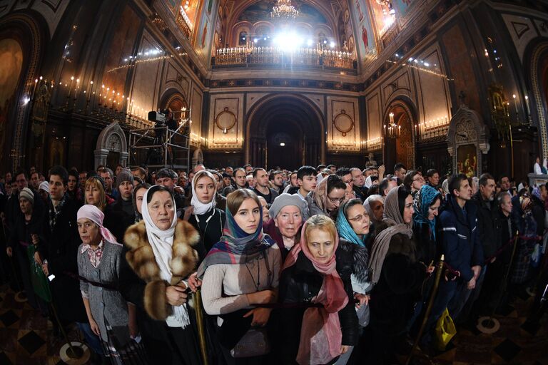 Верующие в храме Христа Спасителя в Москве во время Рождественского богослужения