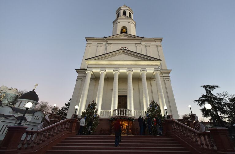 Александро-Невский кафедральный собор в Симферополе накануне праздника Рождества Христова