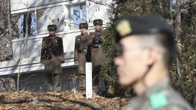 Военнослужащие КНДР и Южной Кореи на территории пограничного пункта Пханмунджом. архивное фото