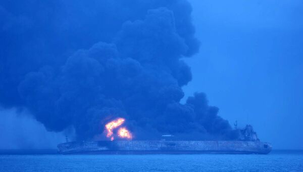 Пожар на панамском нефтяном танкере Sanchi после столкновения с гонконгским сухогрузом. 7 января 2017