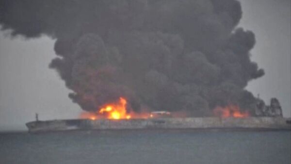Пожар на панамском танкере, столкнувшемся с гонконгским сухогрузом в Восточно-Китайском море, 7 января 2018