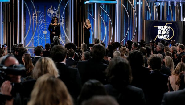 Опра Уинфри получила премию Сесиля Б. Де Милля за выдающиеся заслуги в кино- и телеиндустрии. Выступая с главной речью вечера, она призвала женщин говорить правду и заверила, что новый день уже на горизонте.
