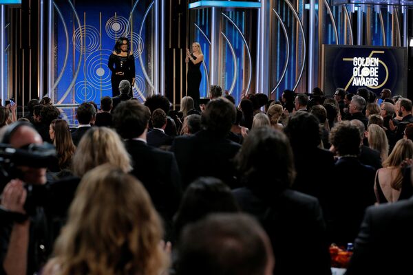 Опра Уинфри получила премию Сесиля Б. Де Милля за выдающиеся заслуги в кино- и телеиндустрии. Выступая с главной речью вечера, она призвала женщин говорить правду и заверила, что новый день уже на горизонте.