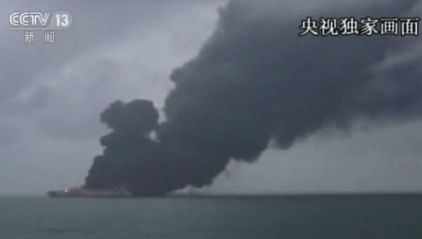 Трансляция новости на канале CCTV про пожар на панамском танкере, столкнувшемся с гонконгским сухогрузом в Восточно-Китайском море. 8 января 2018