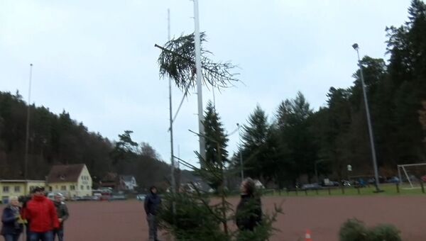 Чемпионат по метанию рождественских елок прошел в немецком Вайдентале
