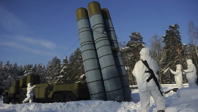 Развертывание надувного макета зенитного ракетного комплекса С-300. Архивное фото