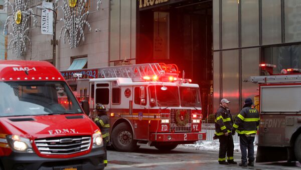 Пожарные около Трамп-Тауэр на Манхэттене, где произошел пожар. 8 января 2018