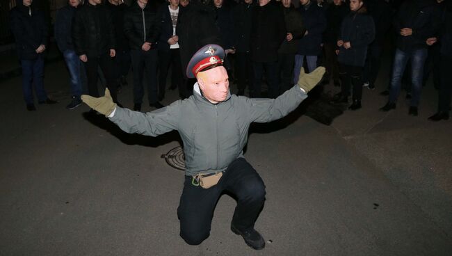 Активист в маске с изображением Владимира Путина во время протеста против священнослужителей Украинской Православной Церкви Московского Патриархата. 8 января 2018