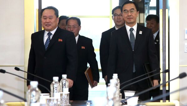 Министр южнокорейской ассоциации Чо Мьюнг Гион и глава северокорейской делегации Ри Сон Гвон  во время встречи в Панмунджоме. 9 января 2018