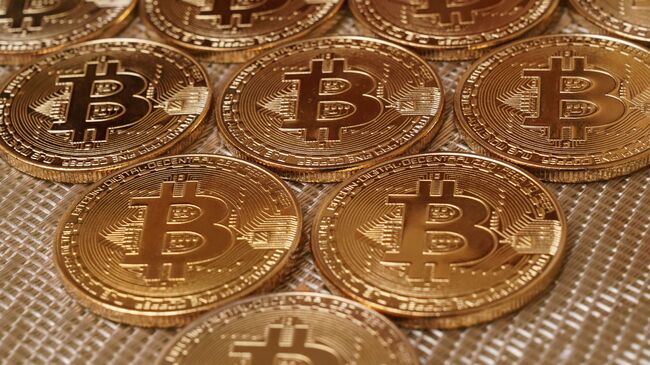 Монеты с логотипами криптовалюты биткоин