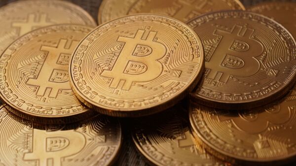 Монеты с логотипами криптовалюты биткоин