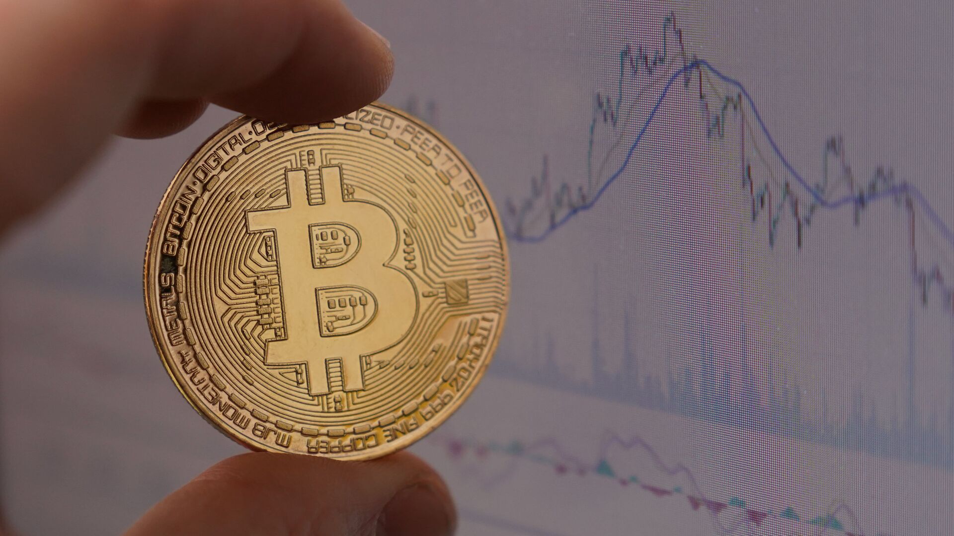 Монета с логотипом криптовалюты биткоин - РИА Новости, 1920, 14.11.2025