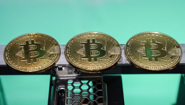 Сувенирные монеты с логотипами криптовалюты биткоин. Архивное фото