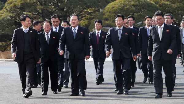 Министр южнокорейской ассоциации Чо Мьюнг Гион и глава северокорейской делегации Ли Сон Гвон во время встречи в Панмунджоме. 9 января 2018