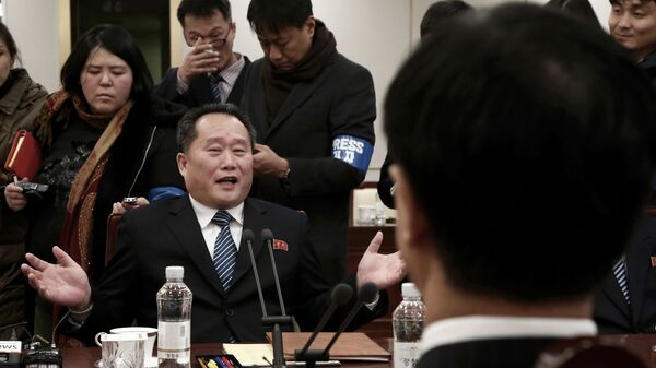 Глава северокорейской делегации Ли Сон Гвон во время встречи с  министром южнокорейской ассоциации Чо Мьюнг Гионом. 9 января 2018
