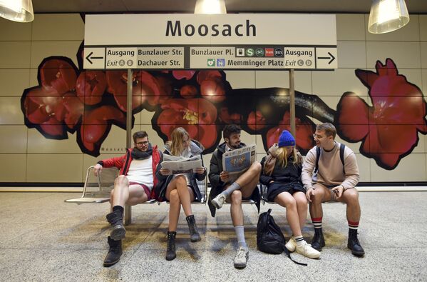 Участники флешмоба В метро без штанов в Мюнхене
