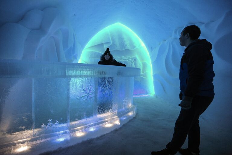 Посетители в зале экскурсионно-туристического центра Снежная Деревня в Кировске